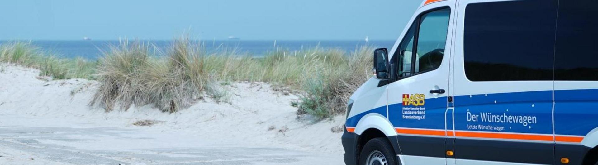 Wünschewagen an einer Düne am Meer