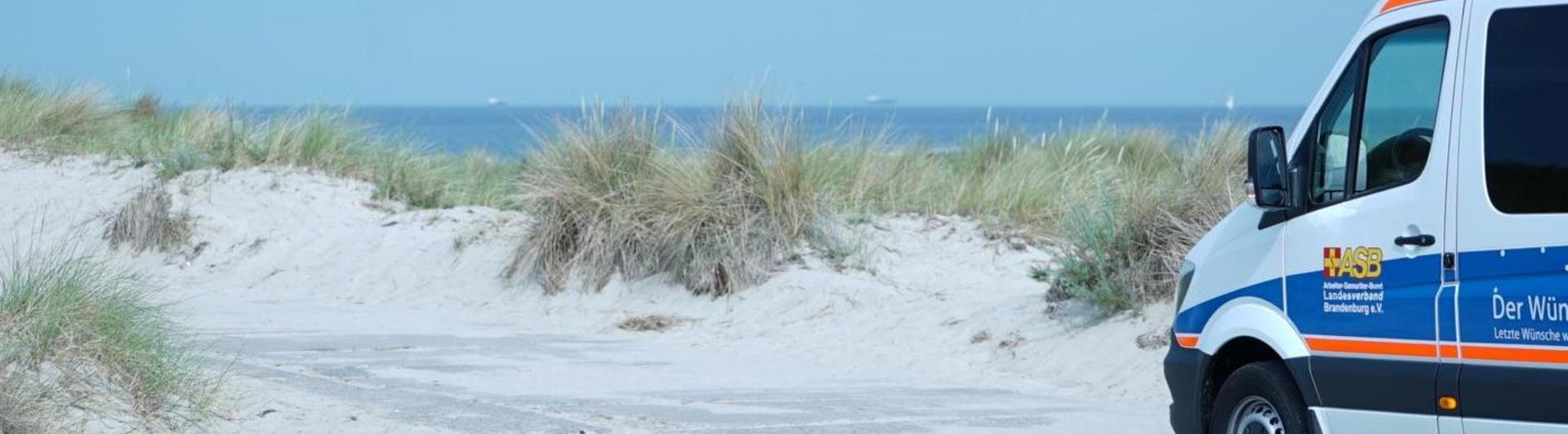 Wünschewagen an einer Düne am Meer