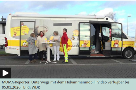 Die Reporterin des ARD-Morgenmagazins steht mit der Projektleiterin des ASB-Hebammenmobils, der Hebamme und der begleitenden Rettungssanitäterin vor dem Hebammenmobil.