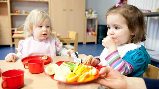 Kinder frühstücken in einer Kita